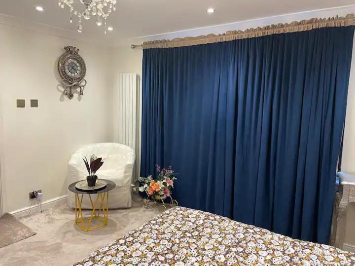 Beautiful Place To Live Near Heathrow Windsor Legoland & Free Parking Onsite Burnham  Exterior foto